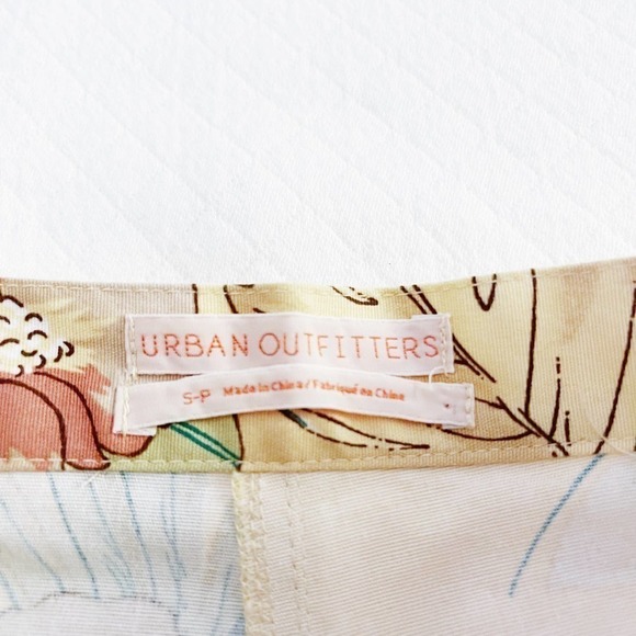 Urban Outfitters Flower Patterned Button Down Shorts SZ S - Picture 5 of 7